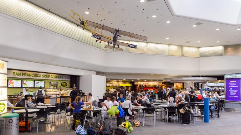 在美食区休息区内休息的旅客