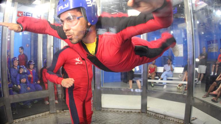在 iFLY 体验馆内享受逼真的跳伞体验 在 iFLY 体验馆内享受逼真的跳伞体验