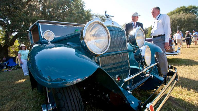在希尔顿黑德岛古董车展和驾车节上展示的豪华老爷车