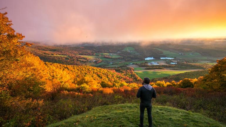 落日的余晖映照着尤特萨扬塔山脉的美丽秋景