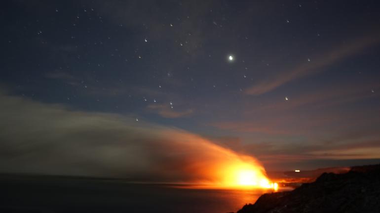 满天繁星下的岩浆入海奇景 满天繁星下的岩浆入海奇景
