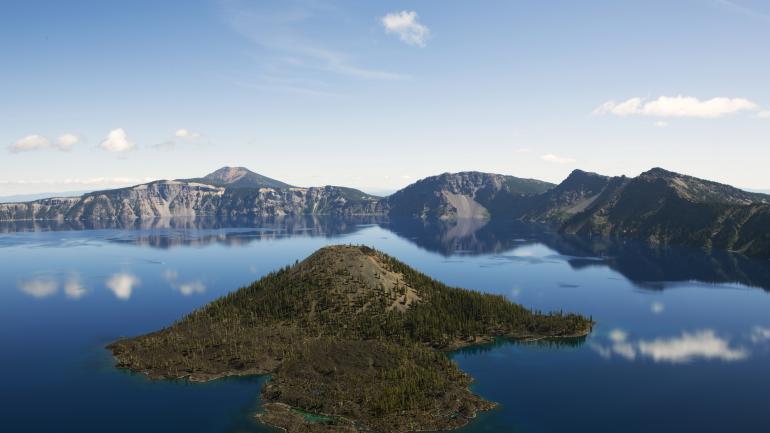 位于卡斯克德山脉的火山湖 位于卡斯克德山脉的火山湖
