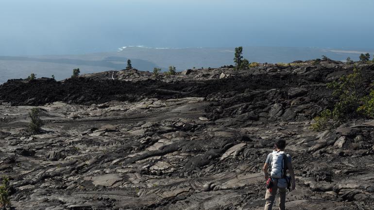 在火山口内温热的岩浆湖遗迹上徒步 在火山口内温热的岩浆湖遗迹上徒步