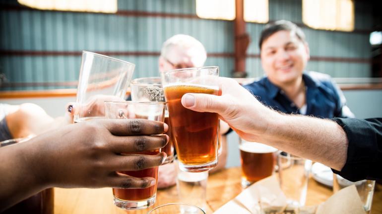 朋友们正在举杯欢庆 朋友们正在举杯欢庆