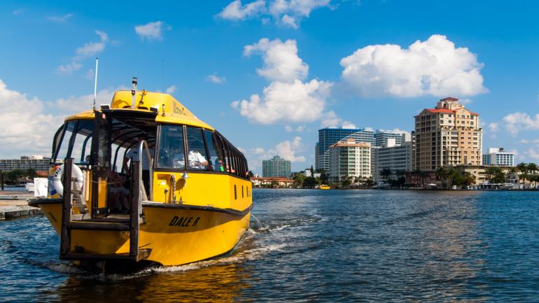 乘坐水上出租车去海边的商店和餐厅