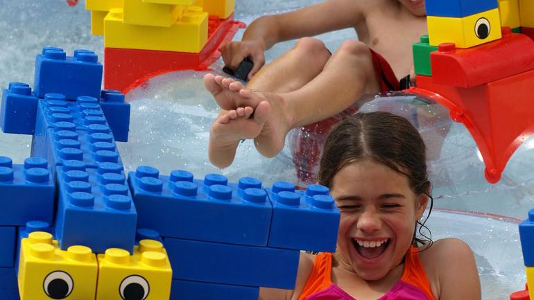 孩子们在乐高水上乐园嬉戏
