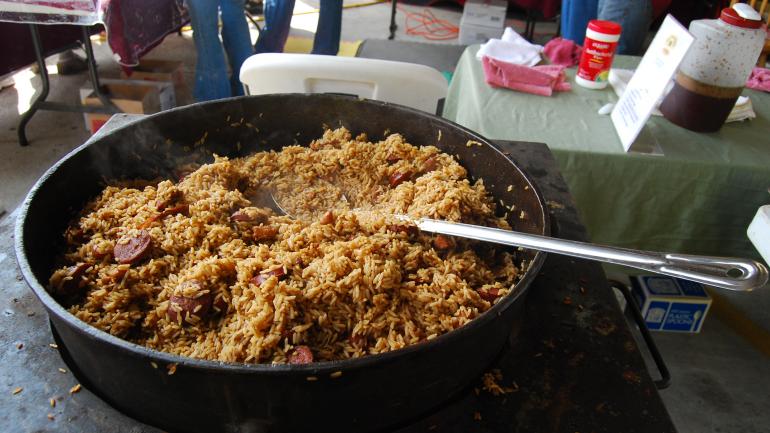 一大锅什锦菜正准备在美食狂欢节上享用 一大锅什锦菜正准备在美食狂欢节上享用