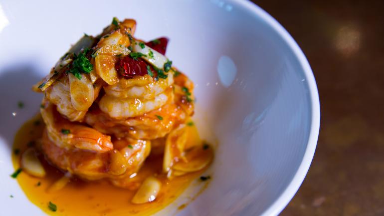 Gambas al ajillo是一种用虾和蒜做的料理,在华盛顿的Jose Andres餐厅可以品尝 Gambas al ajillo是一种用虾和蒜做的料理,在华盛顿的Jose Andres餐厅可以品尝