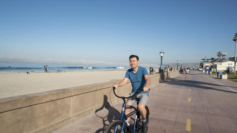 在米申海滩木板道沿海滨骑行,欢声笑语不断 在米申海滩木板道沿海滨骑行,欢声笑语不断