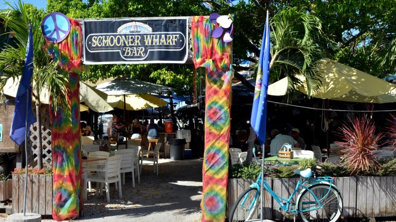 Schooner Wharf 酒吧是一个听现场音乐表演的好地方 Schooner Wharf 酒吧是一个听现场音乐表演的好地方