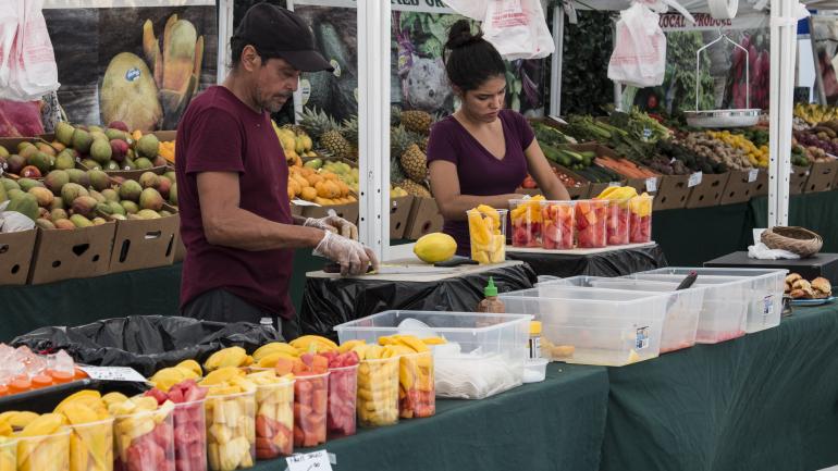 在农贸市场挑选新鲜水果
