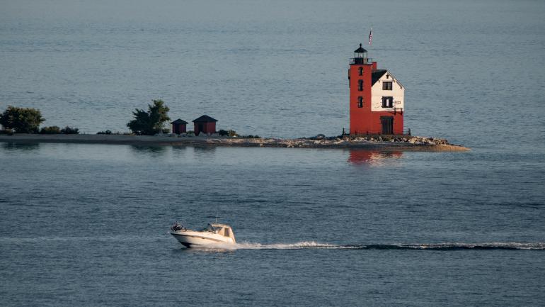 一艘快艇停在麦基诺岛附近的水域