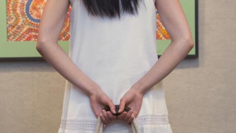 一位女子在亨廷顿海滩艺术博物馆欣赏一幅作品 一位女子在亨廷顿海滩艺术博物馆欣赏一幅作品