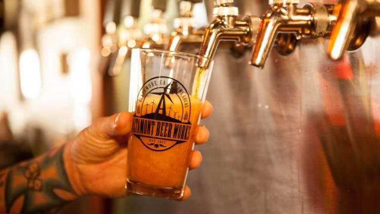 酒保正在为客人准备新鲜的啤酒 酒保正在为客人准备新鲜的啤酒