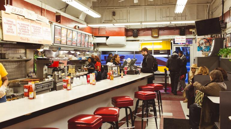 在Ben's Chili Bowl点一份蒸面包热狗加自制辣酱 在Ben's Chili Bowl点一份蒸面包热狗加自制辣酱