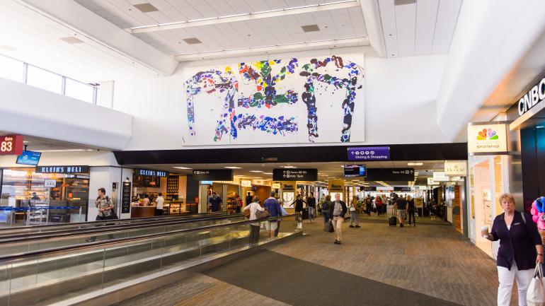 机场里商铺林立 机场里商铺林立