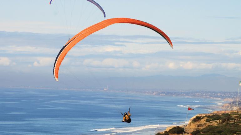走在Torrey Pines Gliderport美丽的圣地亚哥蜿蜒海岸线尽收眼底 走在Torrey Pines Gliderport美丽的圣地亚哥蜿蜒海岸线尽收眼底