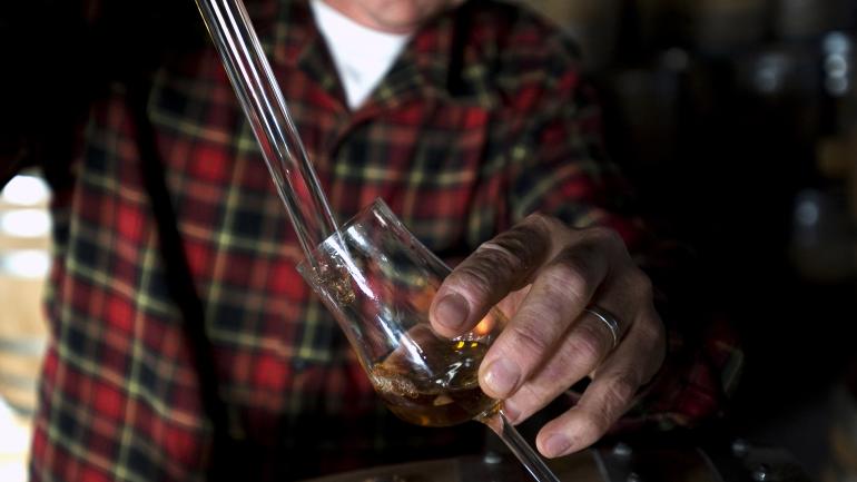 在纽约州的Tuthilltown酿酒厂品尝一杯烈酒 在纽约州的Tuthilltown酿酒厂品尝一杯烈酒