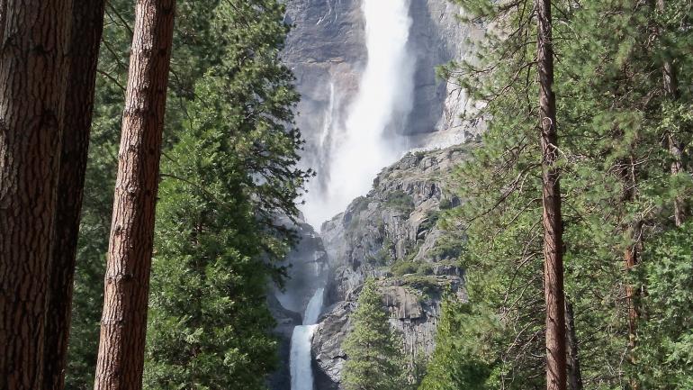 优胜美地大瀑布是公园内最大的瀑布