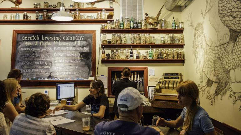 在啤酒餐厅喝一杯