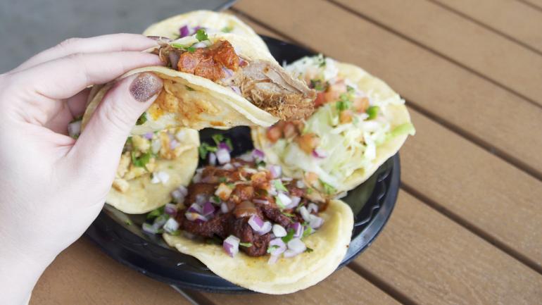 在凤凰城的 Los Taquitos 餐厅品尝令人垂涎的地道墨西哥玉米饼 在凤凰城的 Los Taquitos 餐厅品尝令人垂涎的地道墨西哥玉米饼
