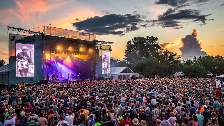 阿拉巴马州伯明翰市的日落美景与斯洛斯音乐艺术节的现场音乐表演