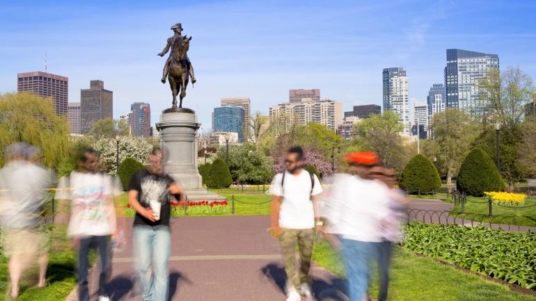 游览波士顿公园 (Boston Common) 修剪整齐的草坪,这是该市著名的公共公园 游览波士顿公园 (Boston Common) 修剪整齐的草坪,这是该市著名的公共公园