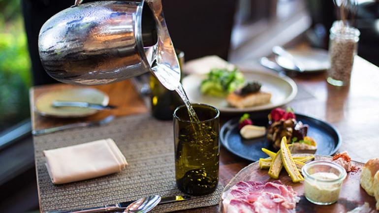 Husk 餐厅的一桌南方美食,包括当地采购的熟食 Husk 餐厅的一桌南方美食,包括当地采购的熟食