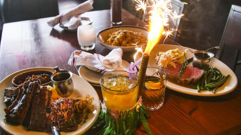 在西塔科的 Sharps RoastHouse 餐厅,享用引人垂涎的高档美式爽心美食和手工调制鸡尾酒 在西塔科的 Sharps RoastHouse 餐厅,享用引人垂涎的高档美式爽心美食和手工调制鸡尾酒