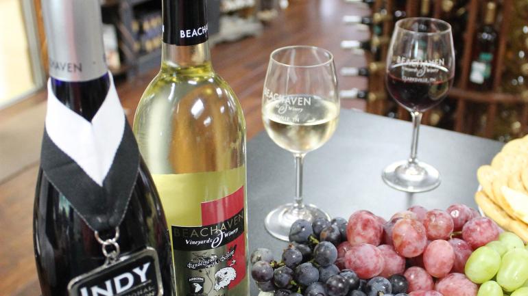 在克拉克斯维尔 (Clarksville) 的 Beachaven Vineyards & Winery 葡萄园和酿酒厂品尝田纳西州当地葡萄酒,可搭配各种芝士与水果 在克拉克斯维尔 (Clarksville) 的 Beachaven Vineyards & Winery 葡萄园和酿酒厂品尝田纳西州当地葡萄酒,可搭配各种芝士与水果