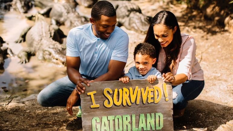 大家微笑着与鳄鱼乐园的鳄鱼合影留念