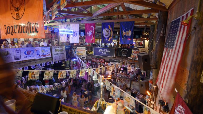 Flora-Bama 酒廊内景,这家著名的海滩酒吧位于佛罗里达州和阿拉巴马州的州界线上 Flora-Bama 酒廊内景,这家著名的海滩酒吧位于佛罗里达州和阿拉巴马州的州界线上