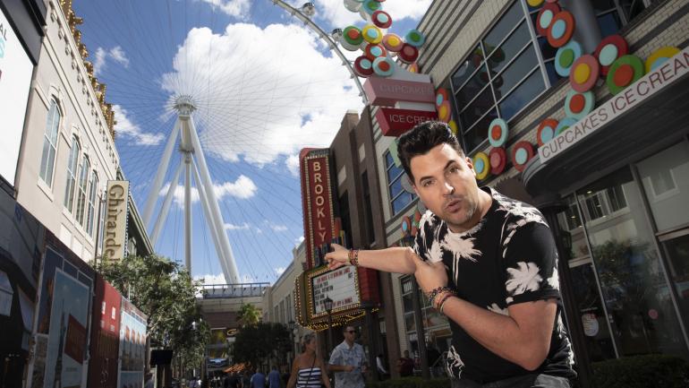 Frankie Moreno 在 The Linq 娱乐区的豪客摩天轮前合影