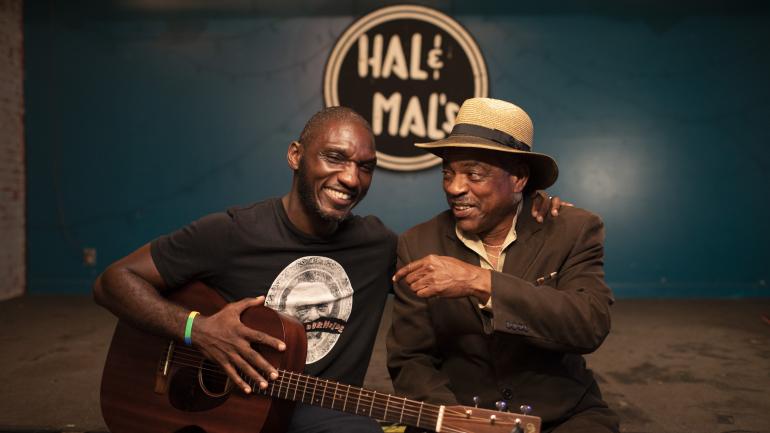 Cedric Burnside 和一位蓝调音乐人在 Hal & Mal's 酒吧表演