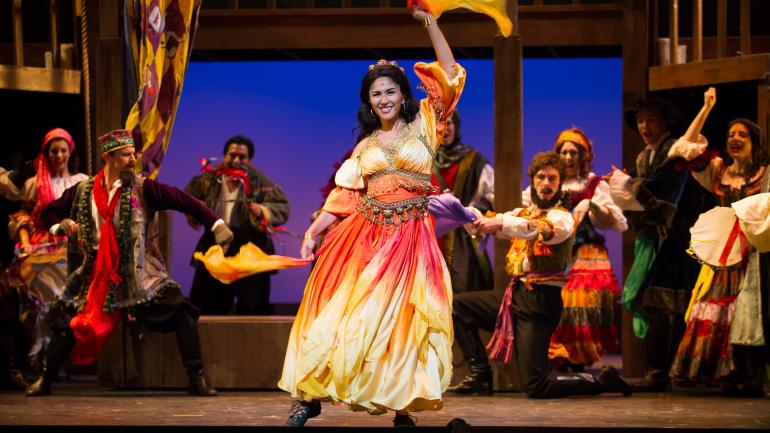 洛根犹他歌剧节期间的《巴黎圣母院》表演