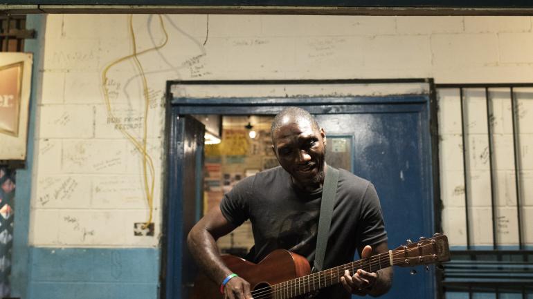Cedric Burnside 在杰克逊附近的 Blue Front Cafe 酒吧外表演