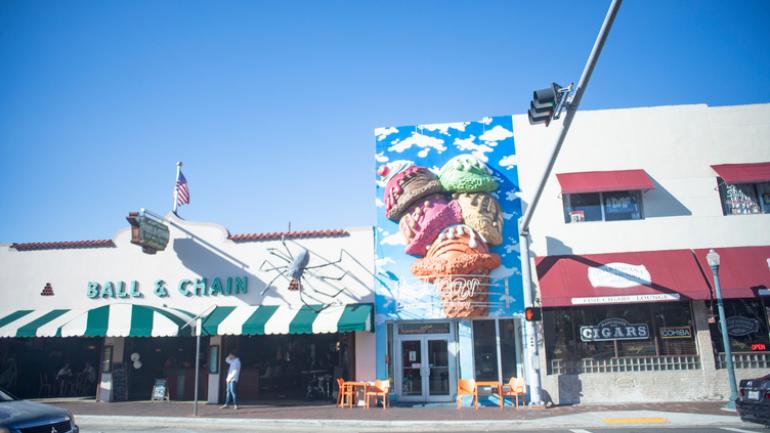 Calle Ocho 音乐节上的人气酒吧和餐厅