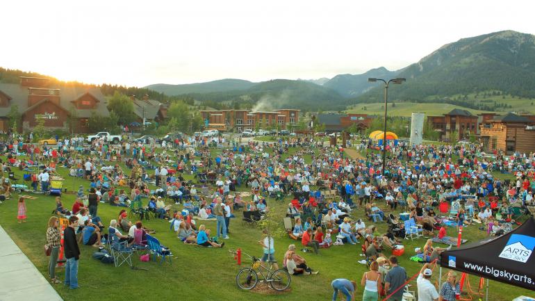 在大天空的高山间聆听现场音乐表演