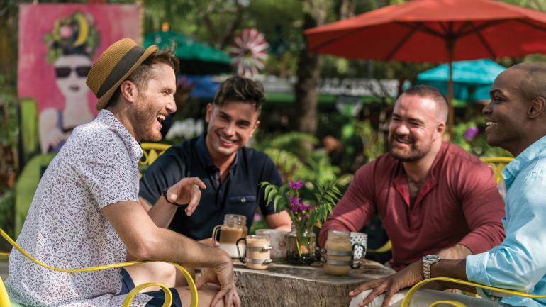 在 The Alchemist 咖啡厅五颜六色的露台细品咖啡