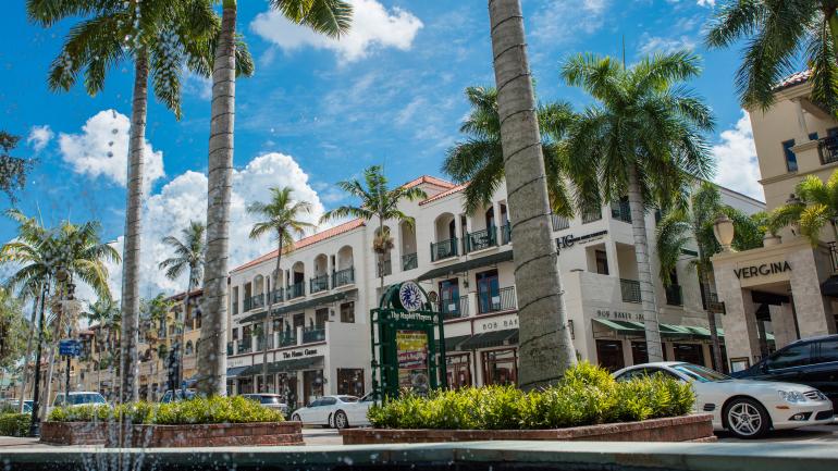 欢迎来到那不勒斯市中心南第五大道的精品店