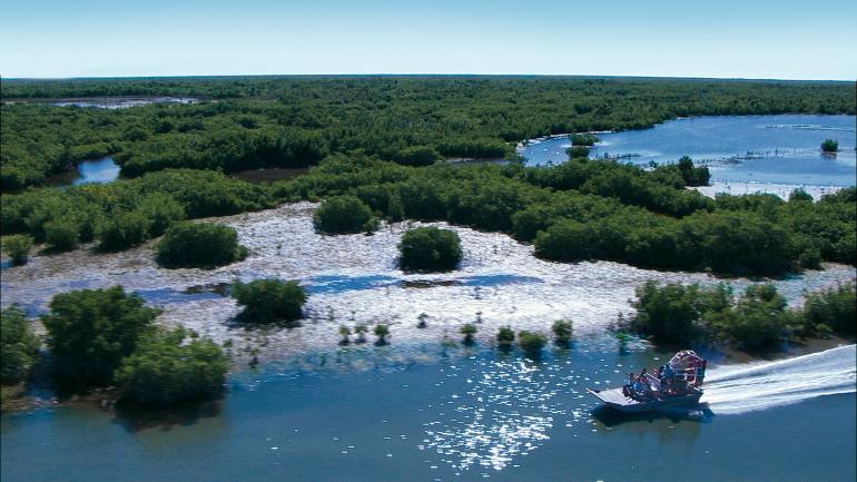乘坐汽船游览万岛群岛
