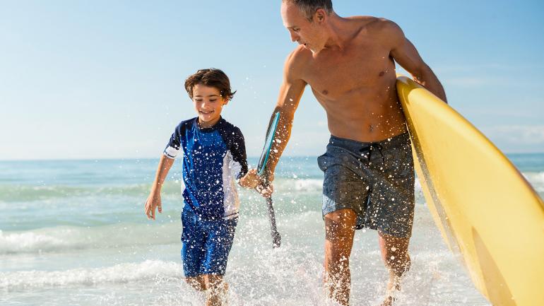 在那不勒斯海滩的平静水域体验一项有趣的家庭活动，立式单桨冲浪