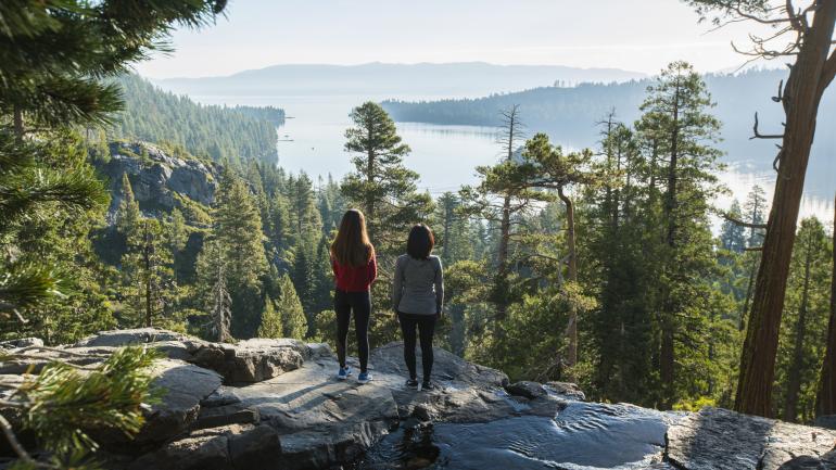 在翡翠湾州立公园的徒步旅行中稍作休息，凝视秀美景致