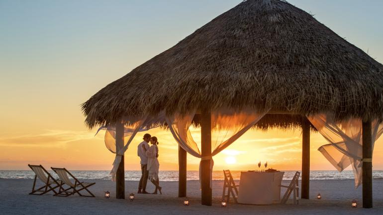 在海滨度假胜地享受真正的沙滩用餐体验