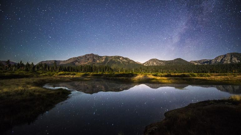 塔拉克山和 Maggies 峰上方的星星倒映在泰勒河中 塔拉克山和 Maggies 峰上方的星星倒映在泰勒河中