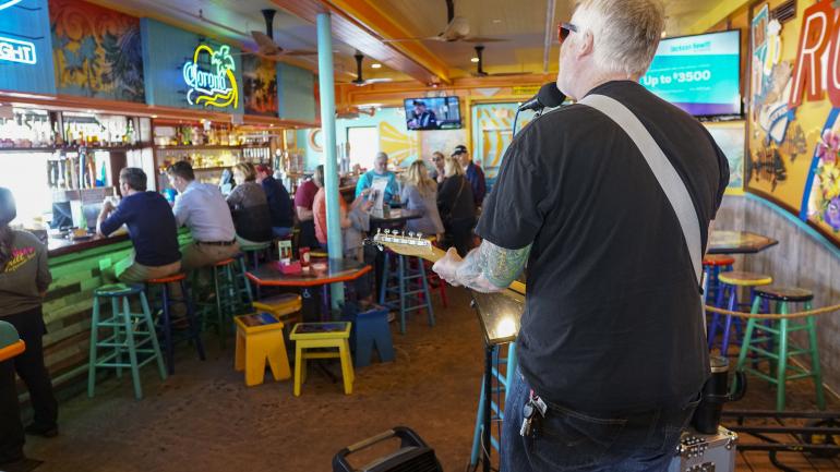 现场音乐为 Frenchy's Rockaway Grill 安静舒缓的海滩氛围增添了活力 现场音乐为 Frenchy's Rockaway Grill 安静舒缓的海滩氛围增添了活力