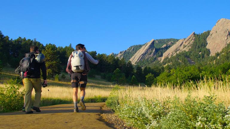 徒步欣赏科罗拉多州博尔德法拉提隆斯的迷人景致