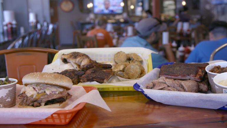 在科罗拉多州丹佛的 Smokin' Yards BBQ 烧烤餐厅品尝菜单美食