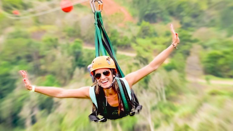 在公园的一条滑索上如超级英雄一般飞跃在树顶之间