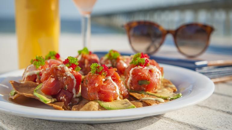 在 Casino Beach Bar and Grille 烧烤屋点份黄鳍金枪鱼玉米片,搭配冷饮并对着迷人的彭萨科拉海滩码头美美享用 在 Casino Beach Bar and Grille 烧烤屋点份黄鳍金枪鱼玉米片,搭配冷饮并对着迷人的彭萨科拉海滩码头美美享用